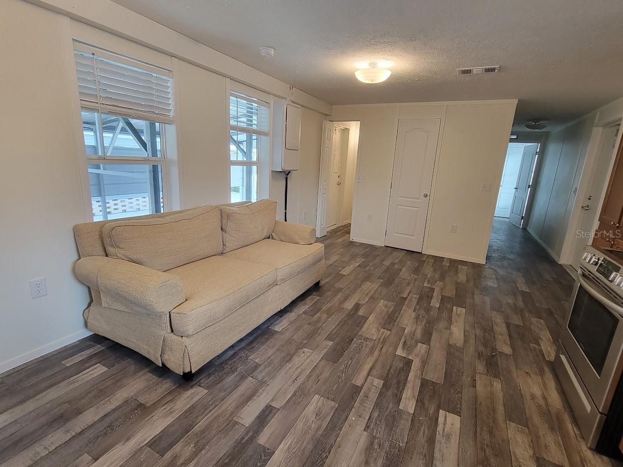 HOLIDAY PARK - Residential Lease