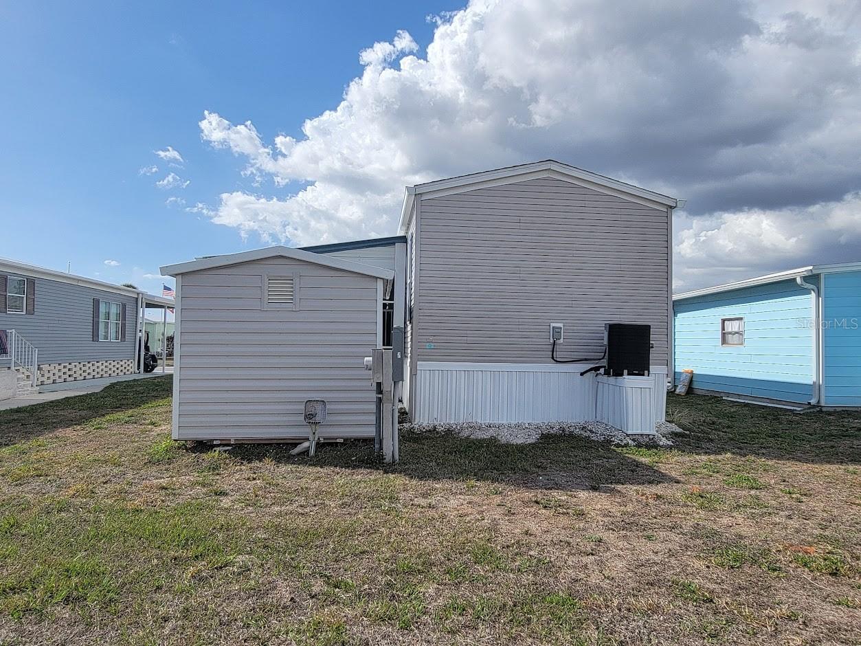 HOLIDAY PARK - Residential Lease