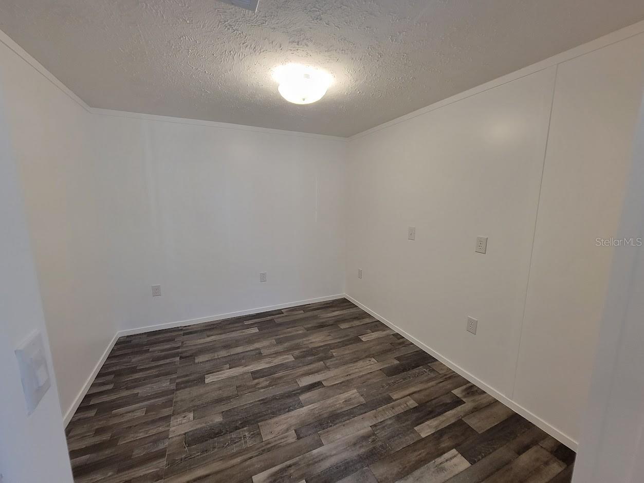 HOLIDAY PARK - Residential Lease