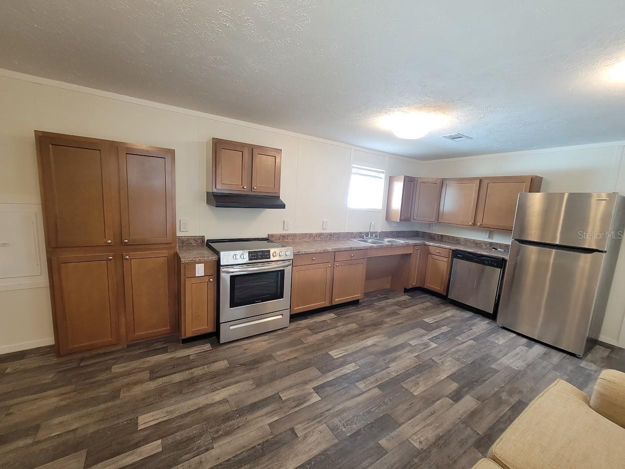 HOLIDAY PARK - Residential Lease