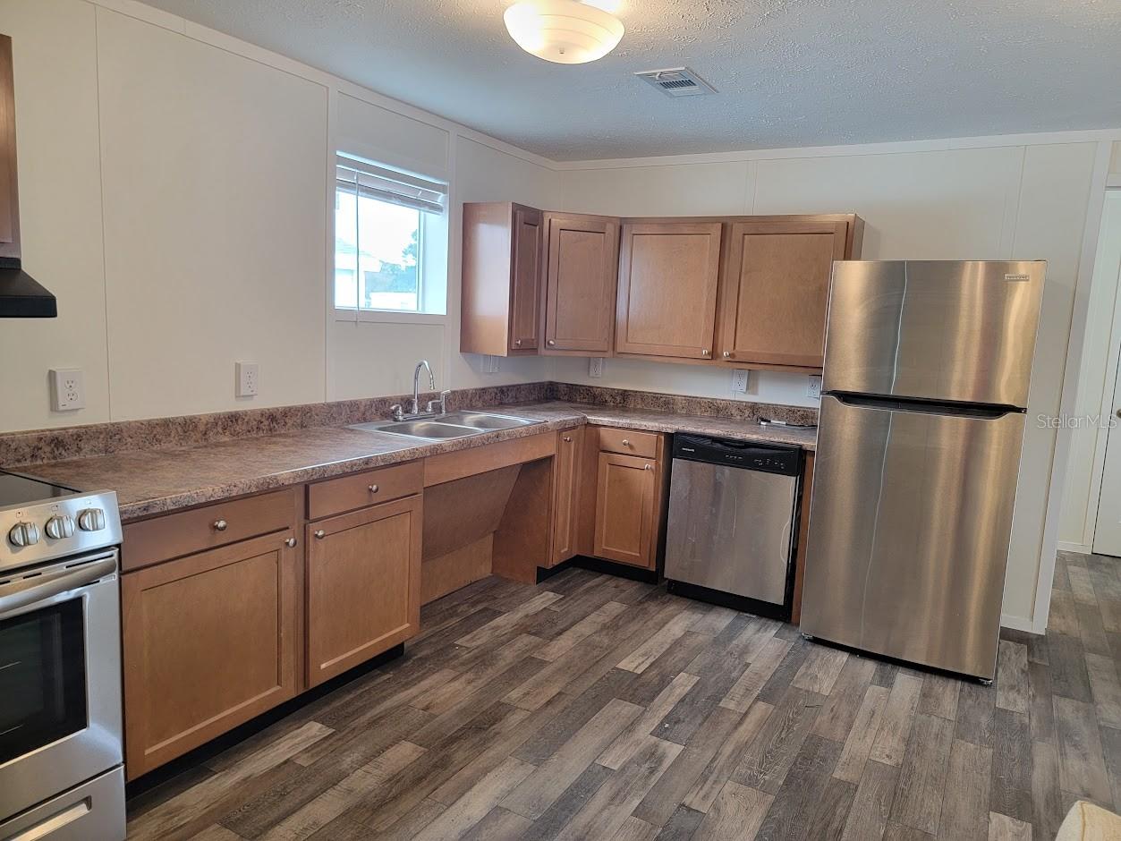 HOLIDAY PARK - Residential Lease