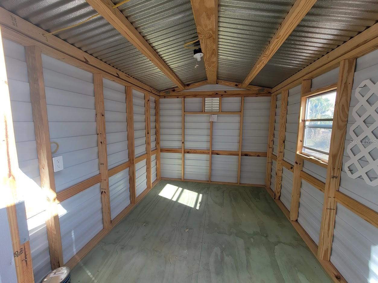 HOLIDAY PARK - Residential Lease