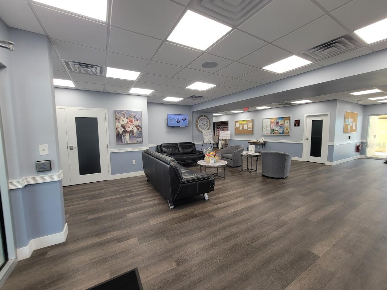 HOLIDAY PARK - Residential Lease