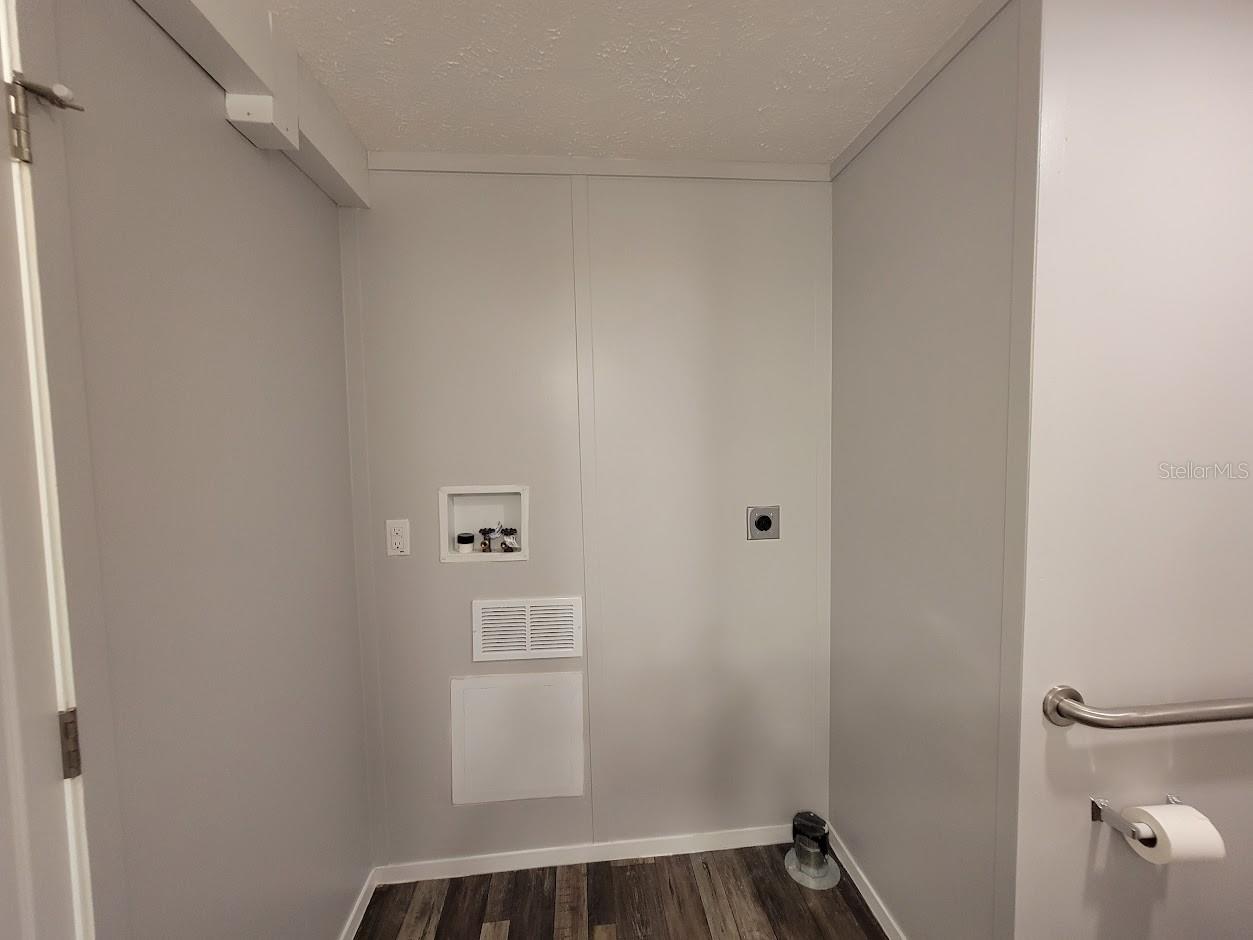 HOLIDAY PARK - Residential Lease