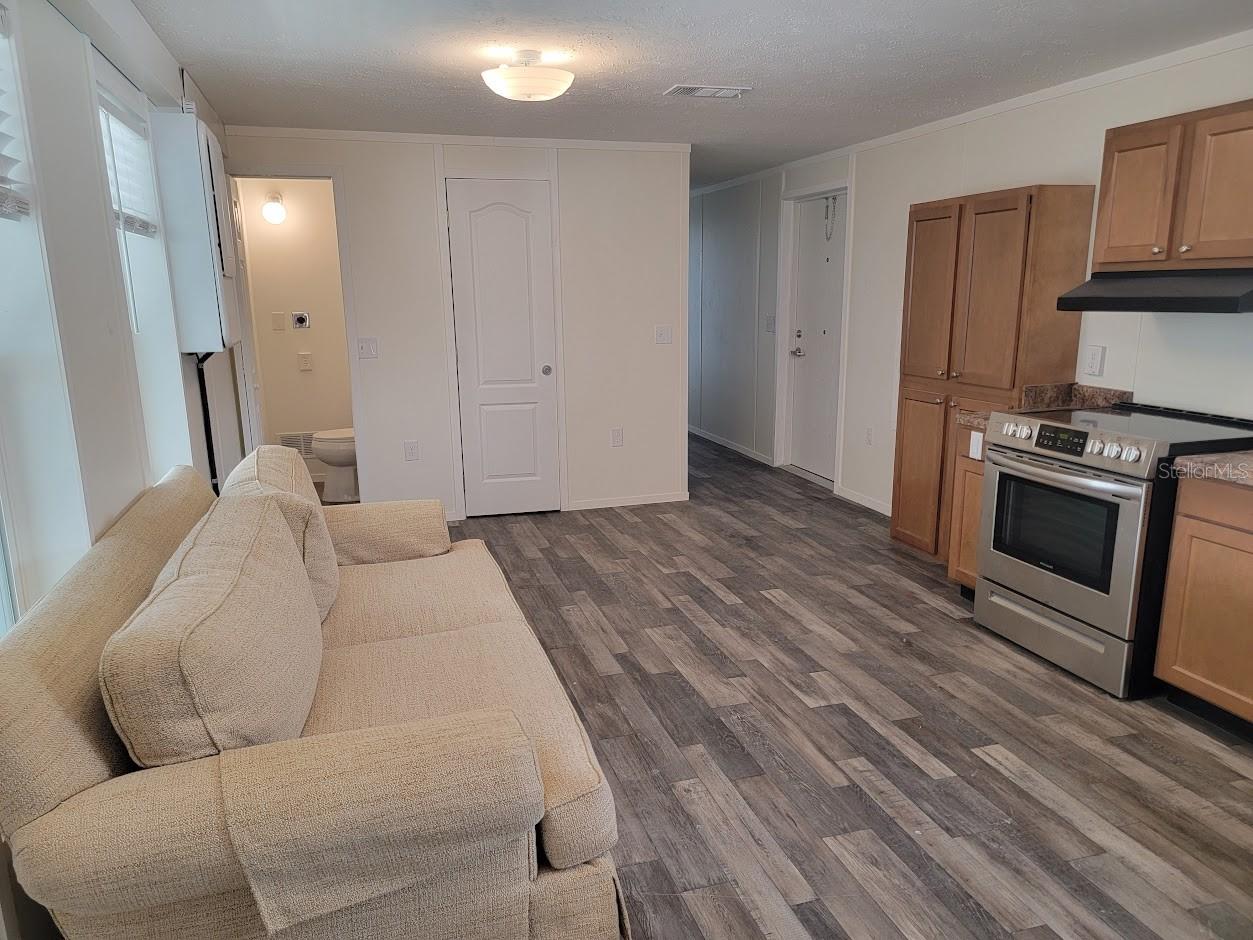 HOLIDAY PARK - Residential Lease