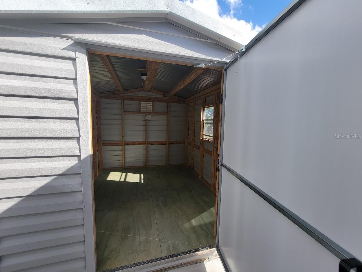 HOLIDAY PARK - Residential Lease