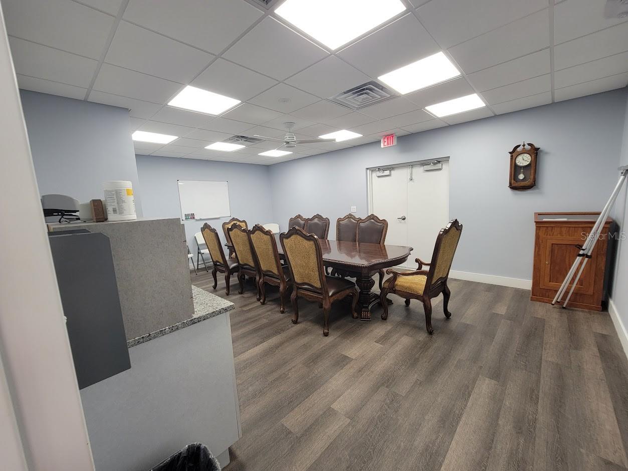 HOLIDAY PARK - Residential Lease