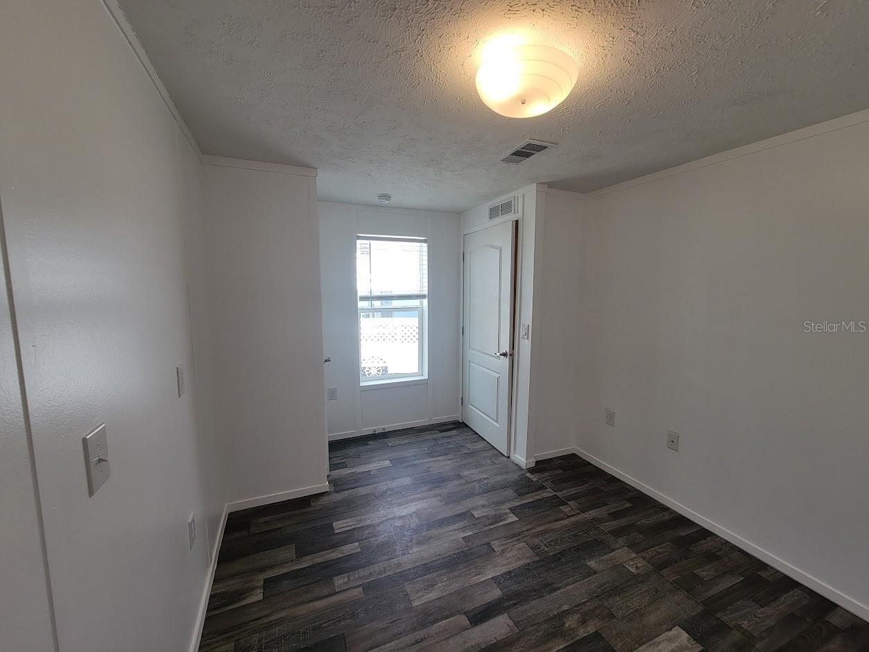 HOLIDAY PARK - Residential Lease