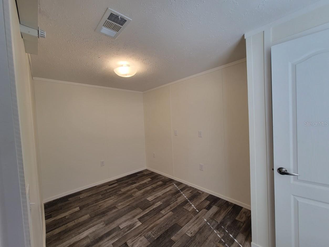 HOLIDAY PARK - Residential Lease