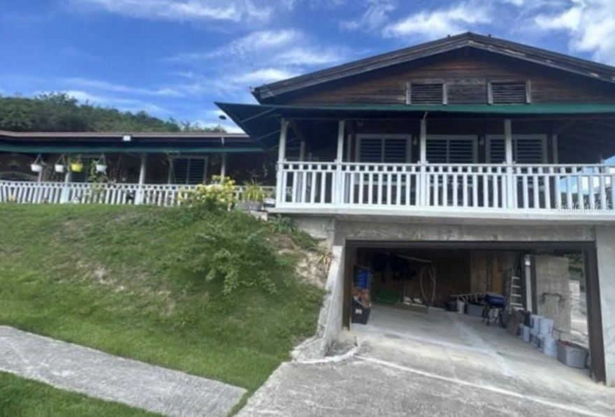 Spacious residence with 3 bedrooms, 1 bathroom, living room, dining room, kitchen, balcony, 3 parking spaces, and a backyard. It also includes a stove, refrigerator, 2 inverter units, 1 window air conditioner, 5 ceiling fans, and a whole-house automatic power generator. Located near WK Motorcycle Shop.