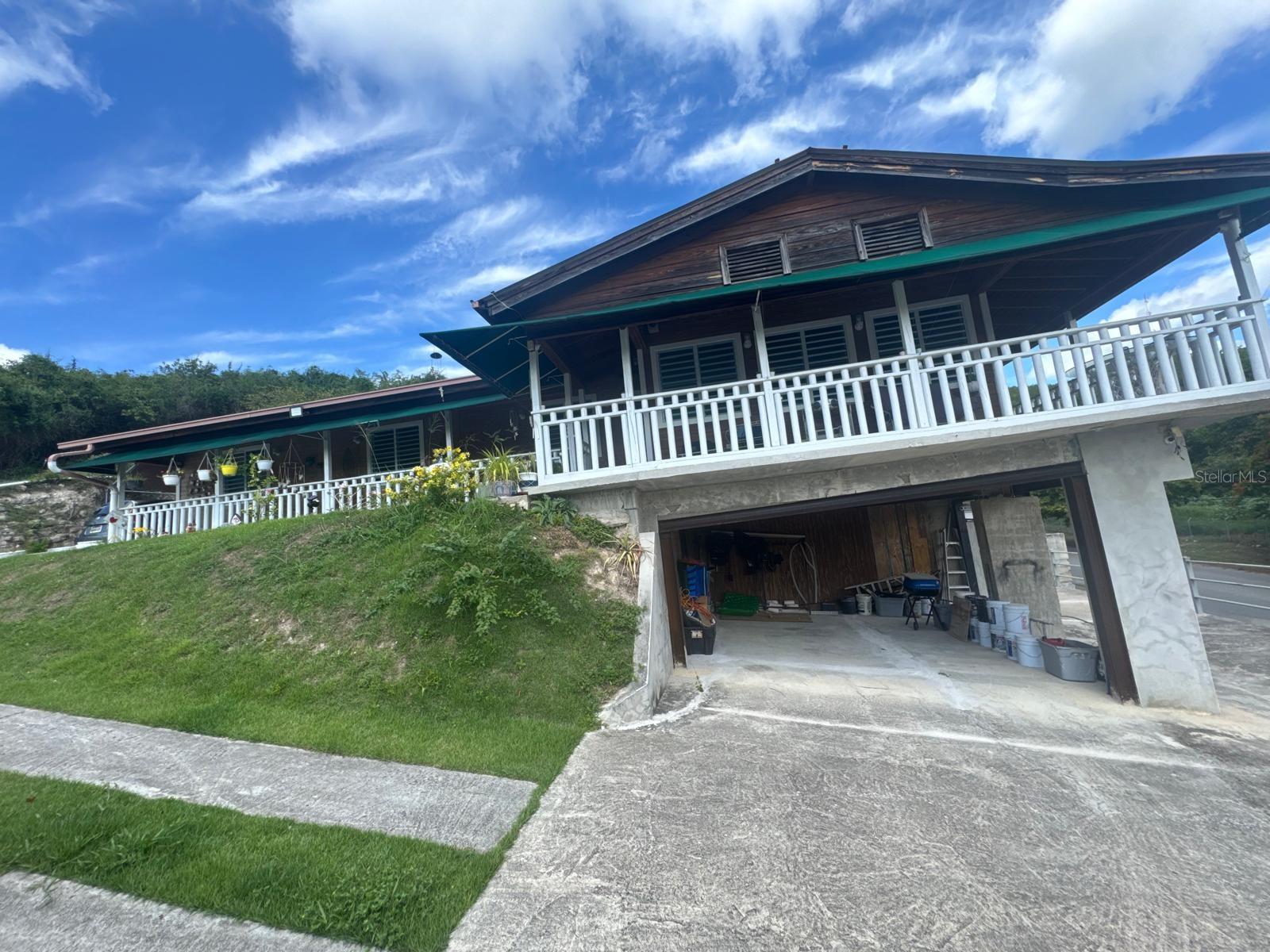Spacious residence with 3 bedrooms, 1 bathroom, living room, dining room, kitchen, balcony, 3 parking spaces, and a backyard. It also includes a stove, refrigerator, 2 inverter units, 1 window air conditioner, 5 ceiling fans, and a whole-house automatic power generator. Located near WK Motorcycle Shop.