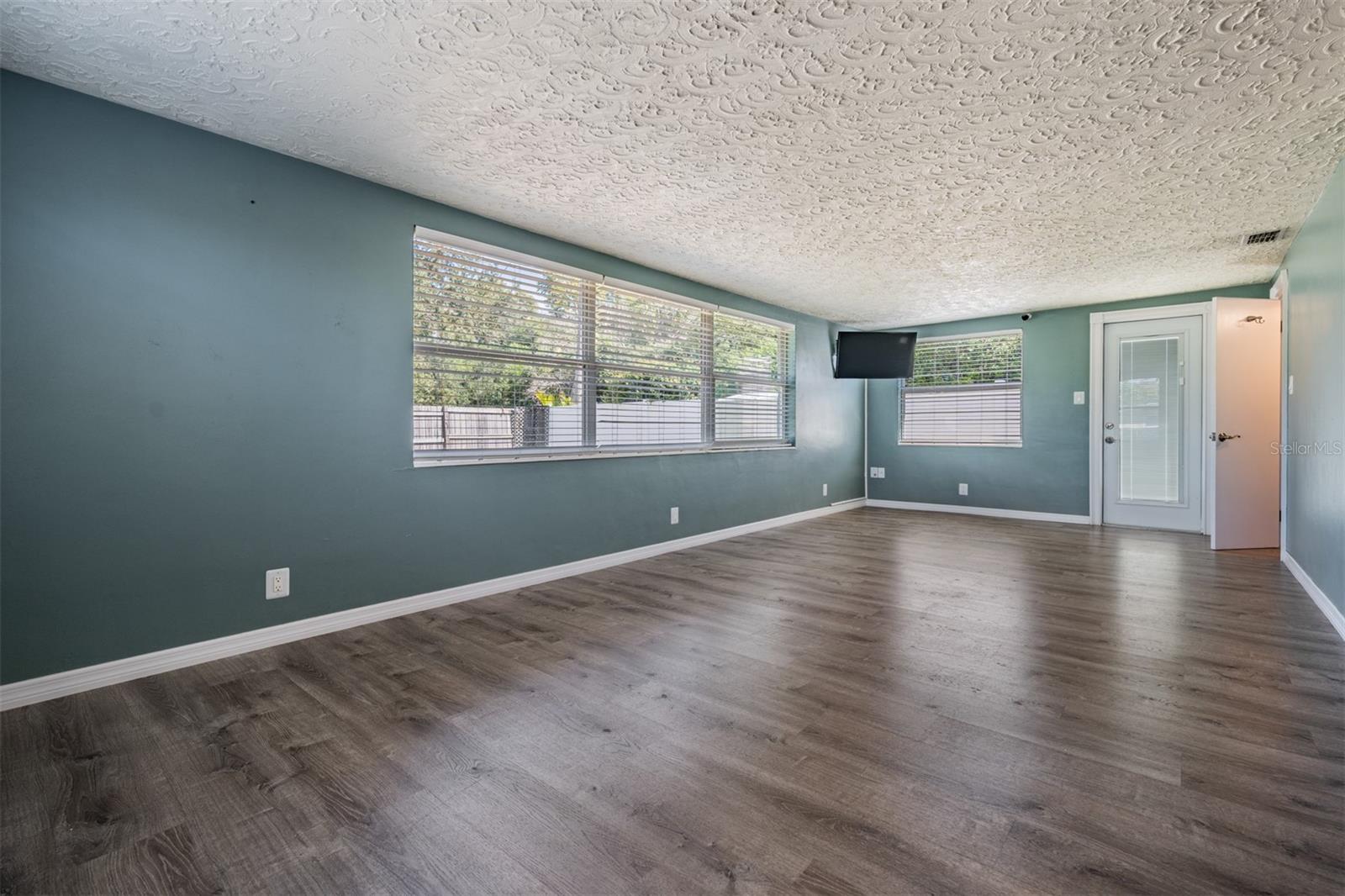 HOLIDAY GARDENS - Residential