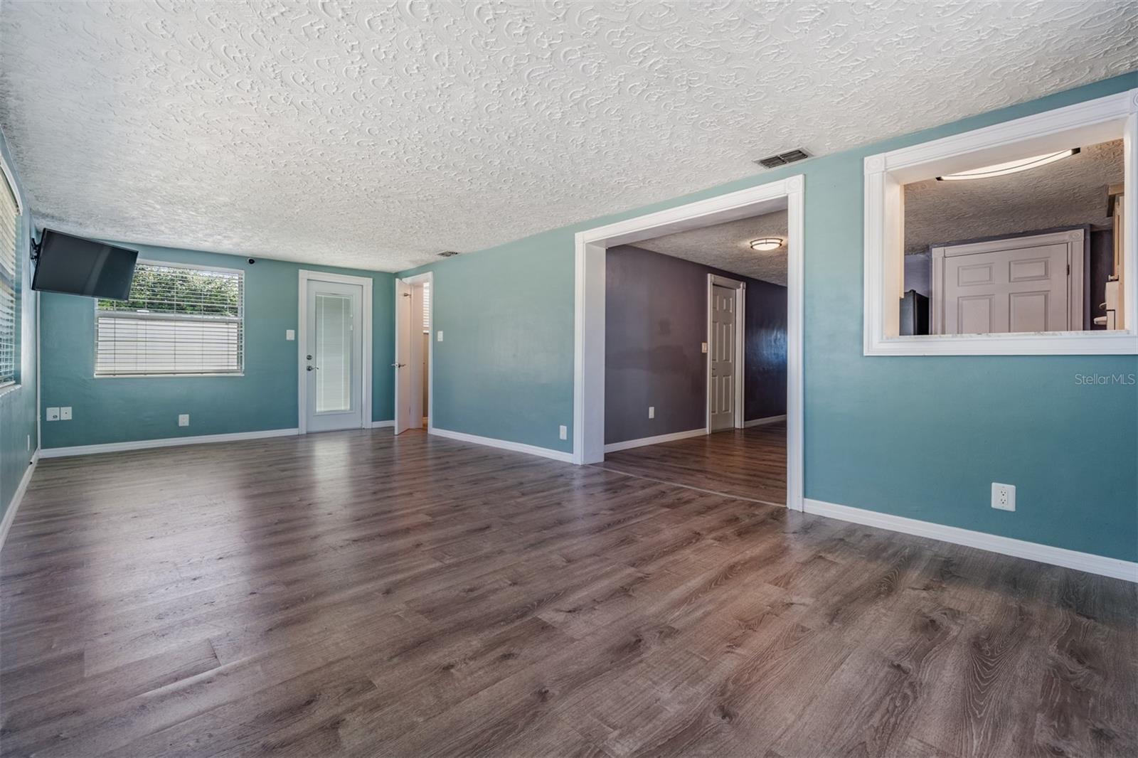 HOLIDAY GARDENS - Residential