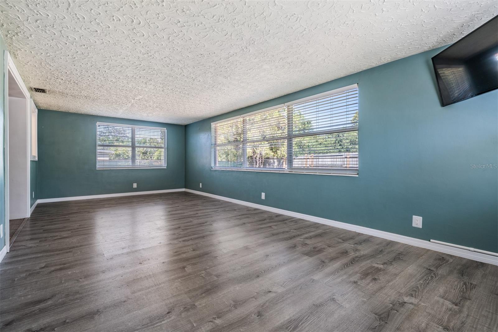 HOLIDAY GARDENS - Residential