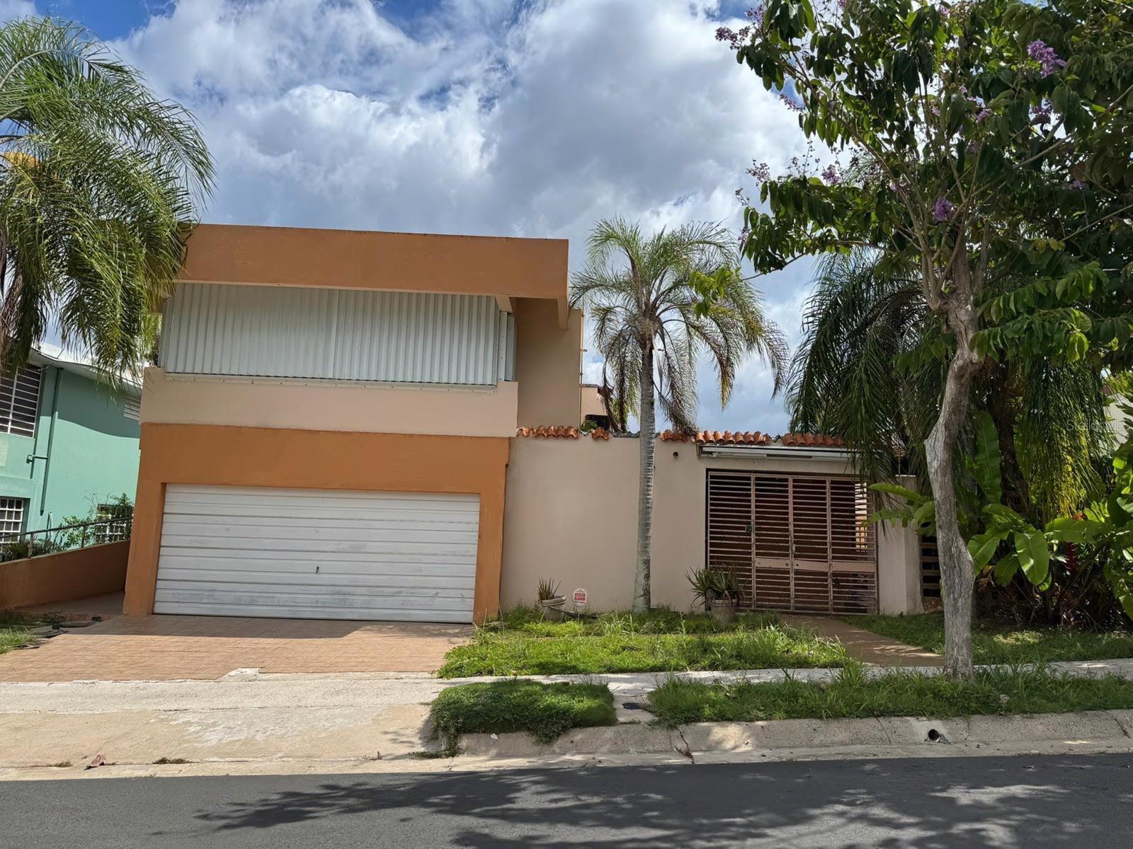 Beautiful multi-level residence in an excellent location at Urb. Borinquen Gardens in San Juan, with quick access to PR-52. The property has approximately 2,339 sqft on a 513 m² lot, featuring four (4) bedrooms, three (3) bathrooms, spacious living room, dining room, kitchen, laundry, patio, terrace, pool, tennis court, basketball court, baseball park, activity center, security, and controlled access.
