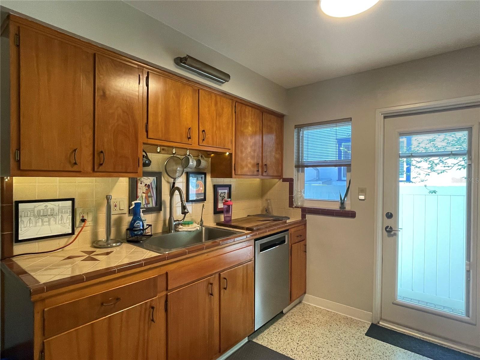 CRESCENT HEIGHTS - Residential Lease