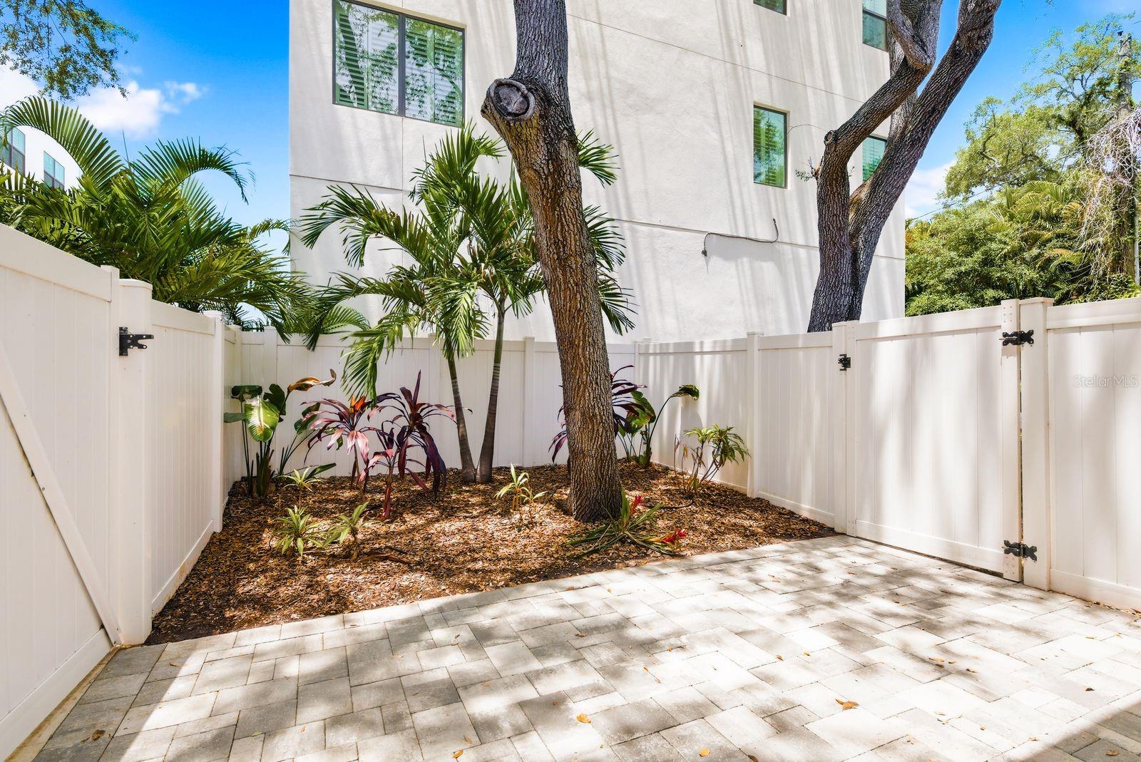 BAYSHORE CARRIAGE HOMES - Residential