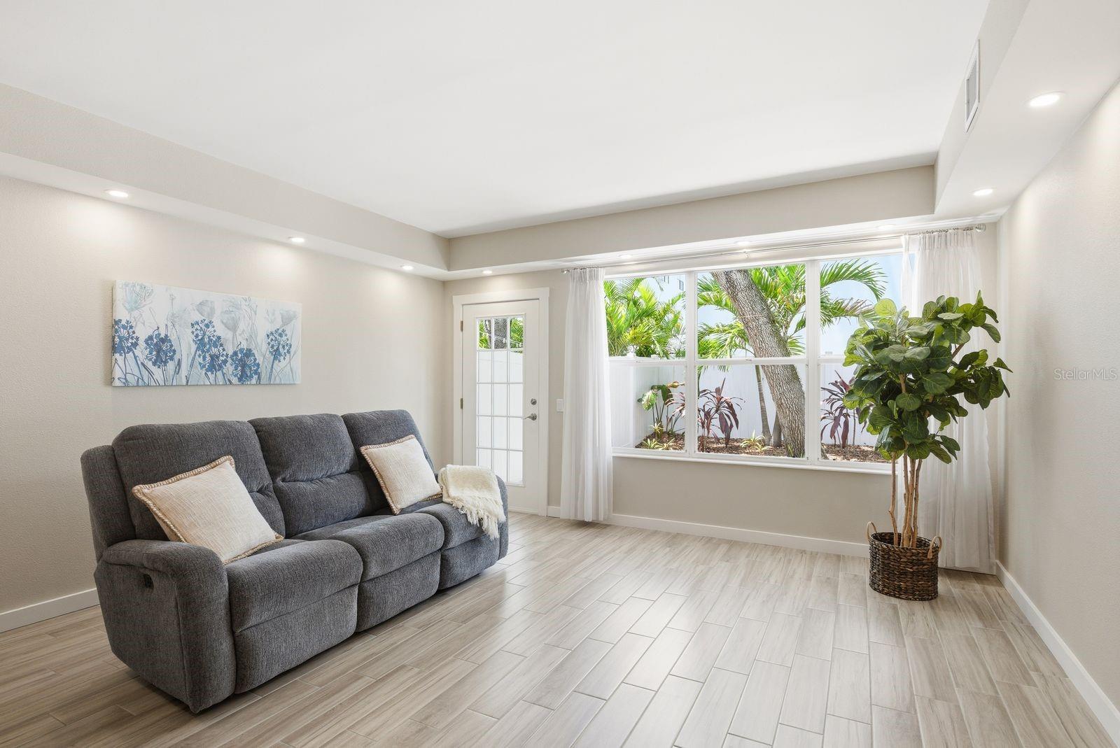 BAYSHORE CARRIAGE HOMES - Residential