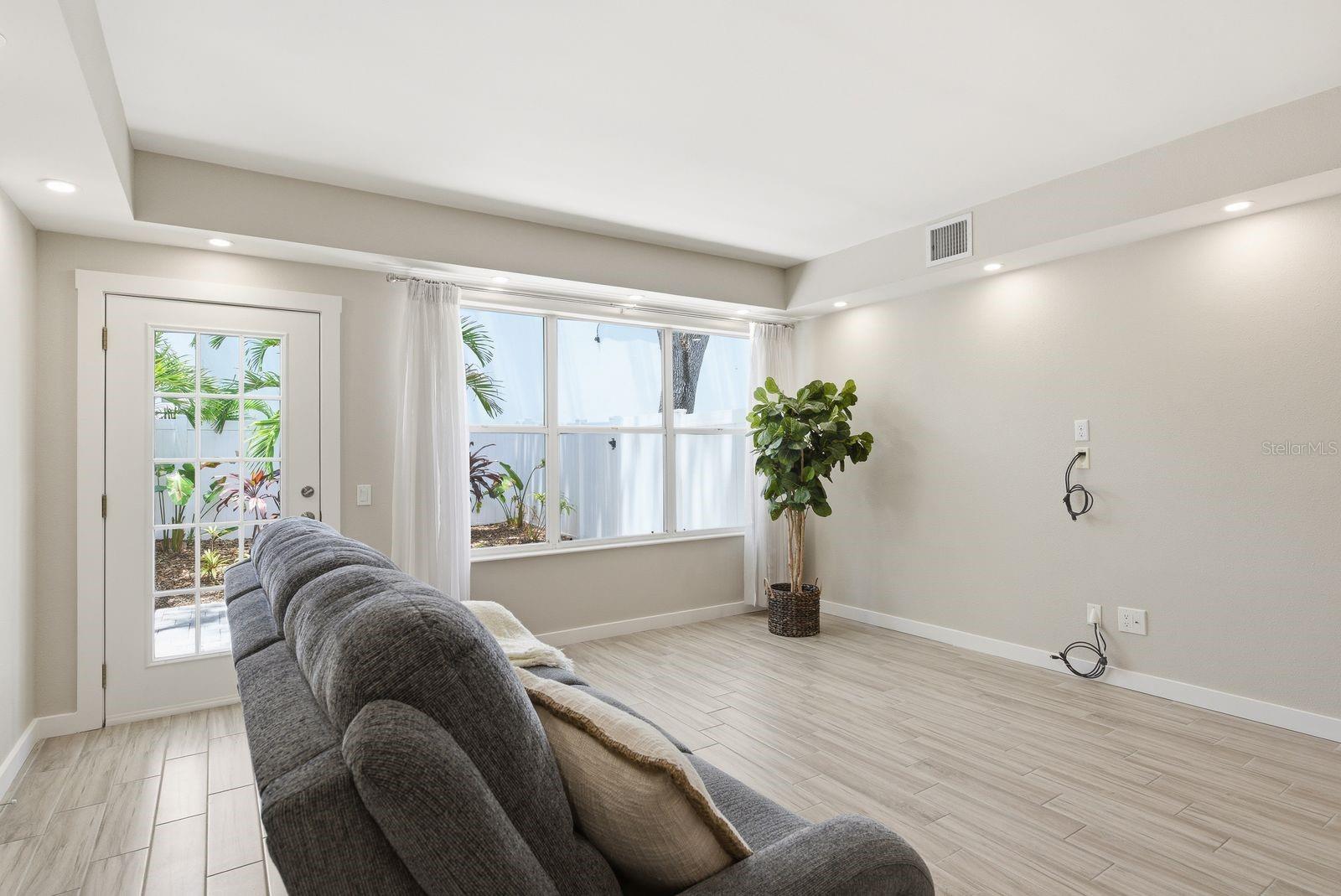 BAYSHORE CARRIAGE HOMES - Residential