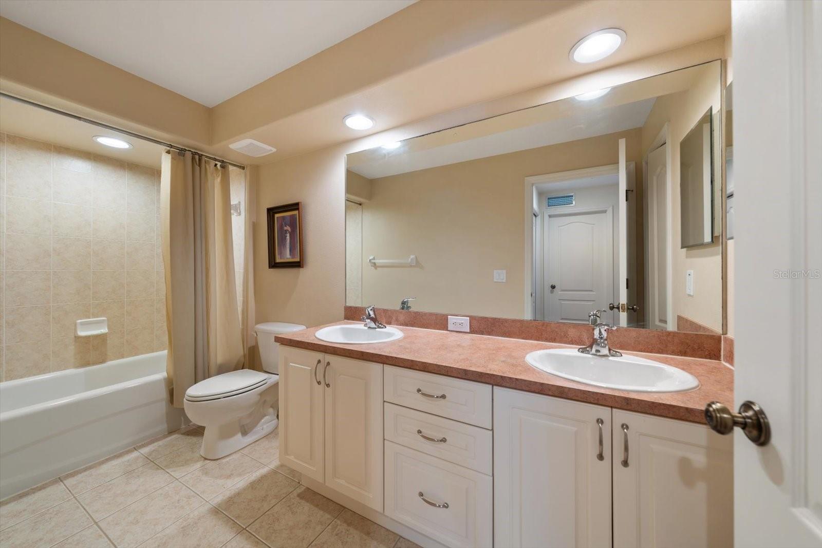 SUN KETCH TWNHMS AT LAKE AVE - Residential