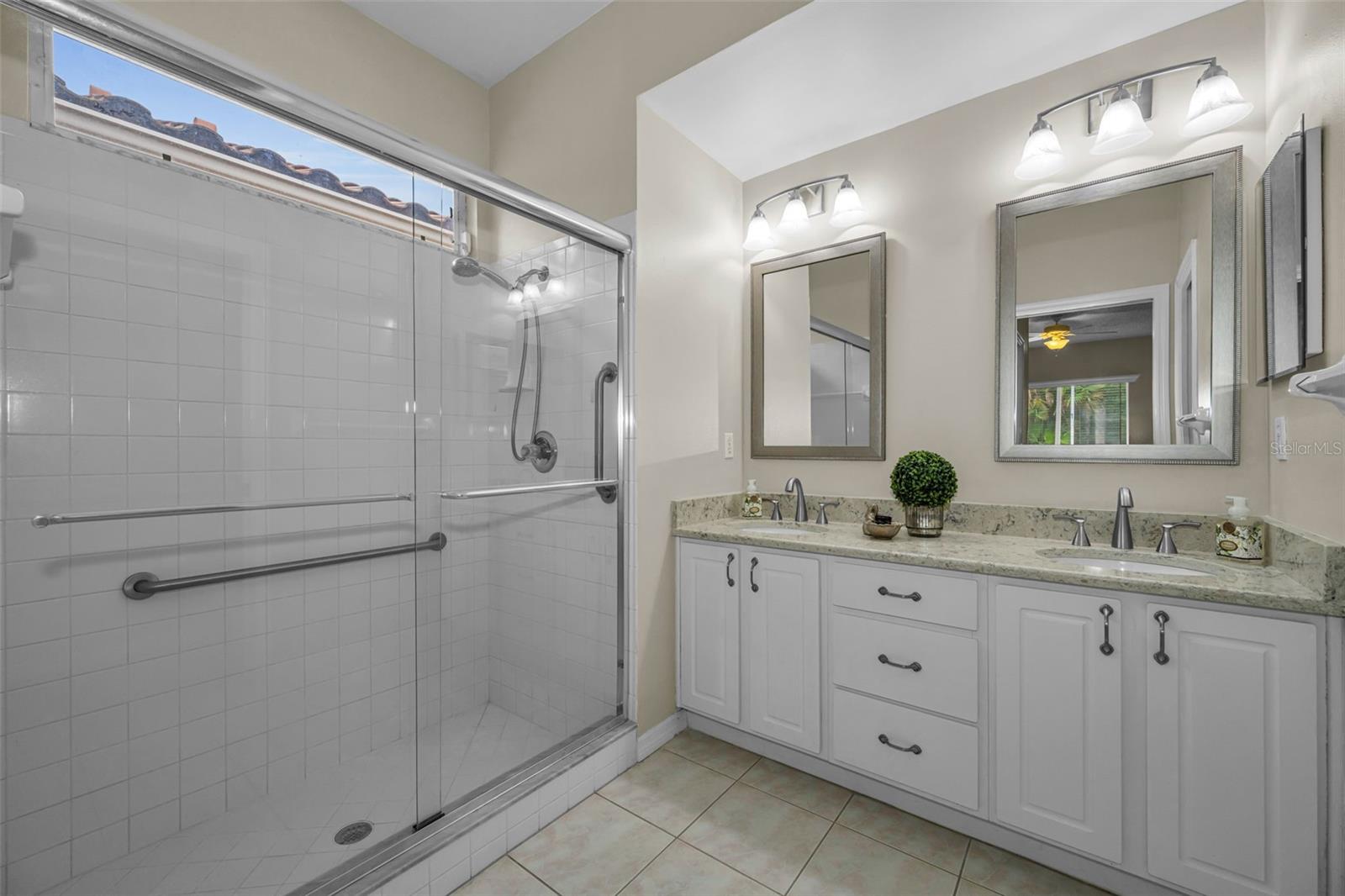 SALEM SQUARE - Residential