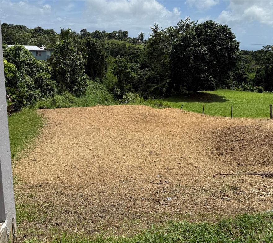 An 897-square-meter lot for sale in the Tejas de Yabucoa neighborhood, with electricity and water connections, ideal for starting your construction project immediately. It borders Tejas de Las Piedras and Tejas de Humacao. It's located in a safe and quiet area, just 10 minutes from Highway 30. Take advantage of this opportunity to build the home of your dreams.