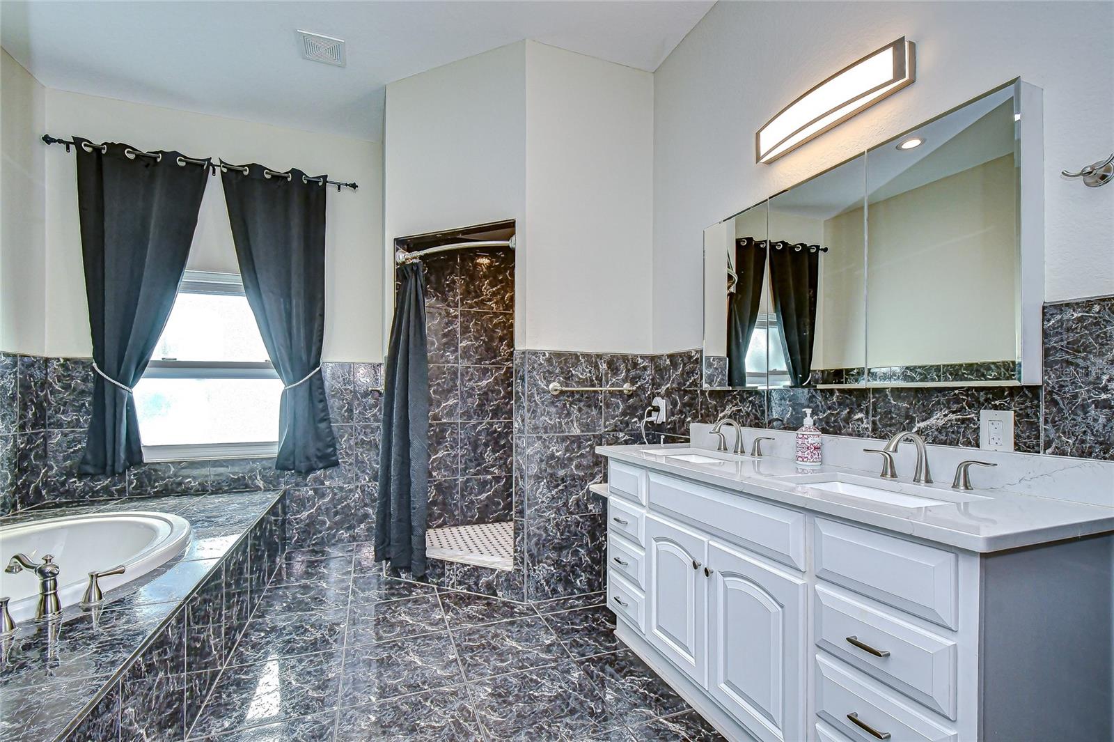 LAKE MAURINE SUB - Residential