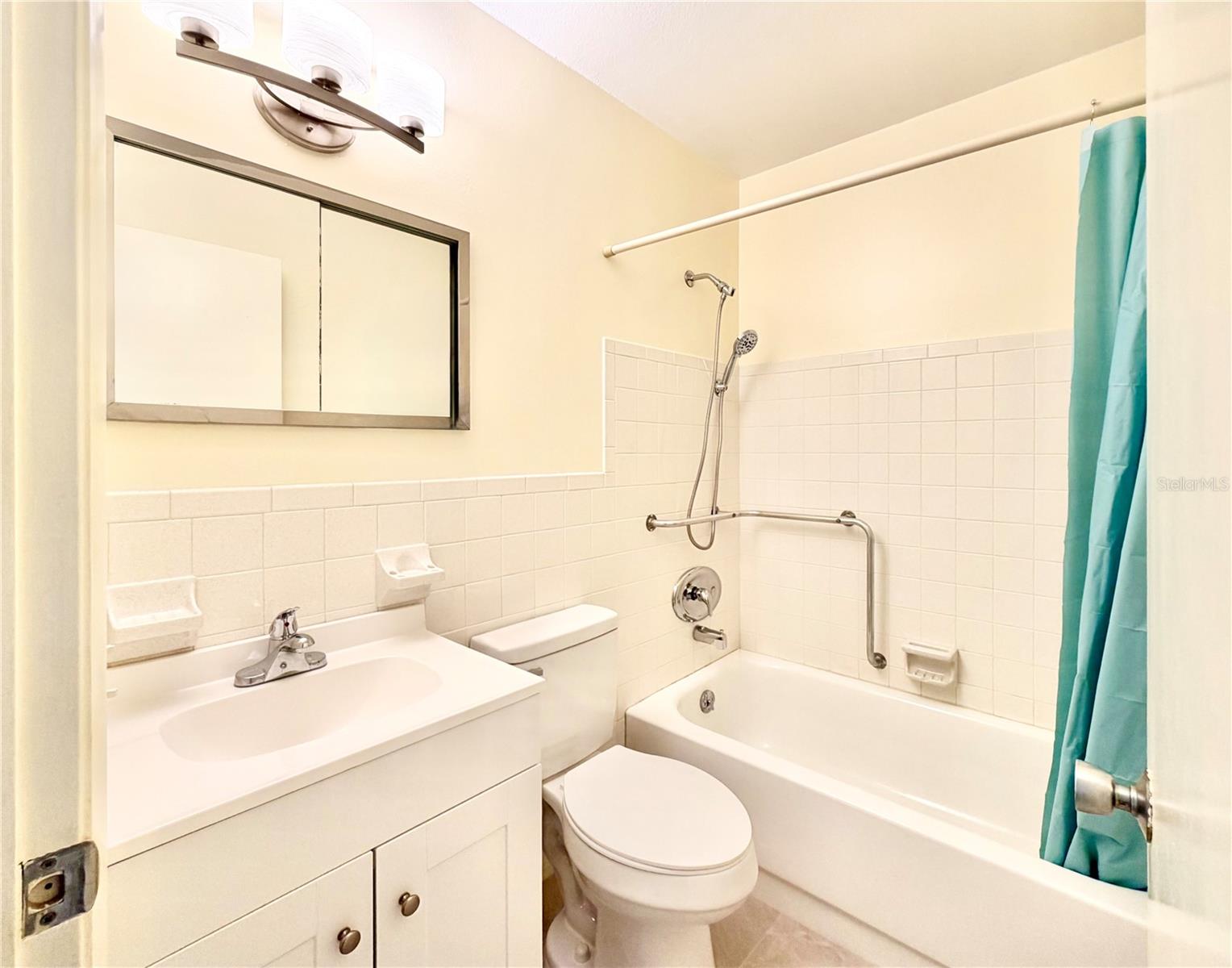 ON TOP OF THE WORLD - Residential Lease