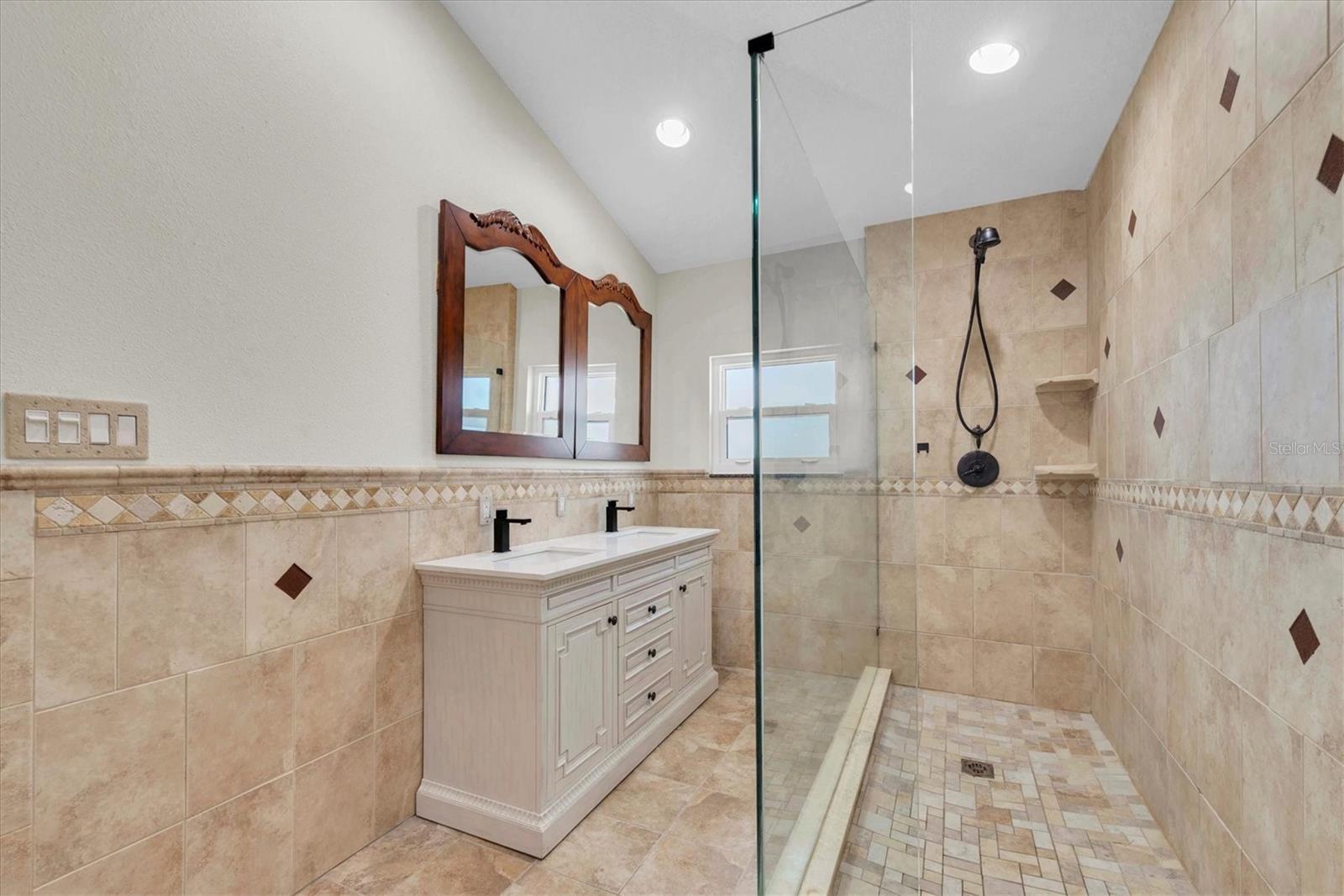 SUN PLAZA ISLES - Residential