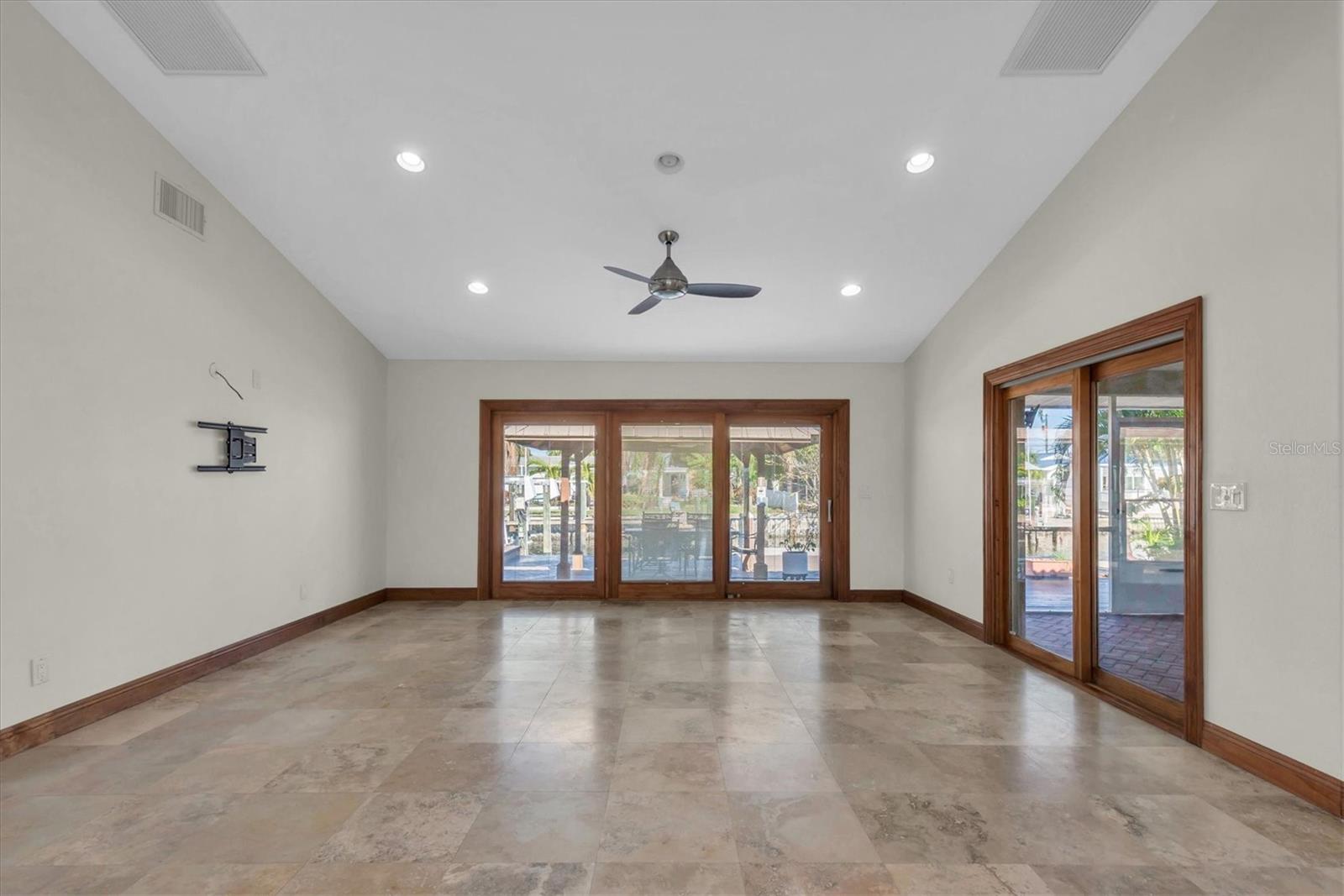 SUN PLAZA ISLES - Residential