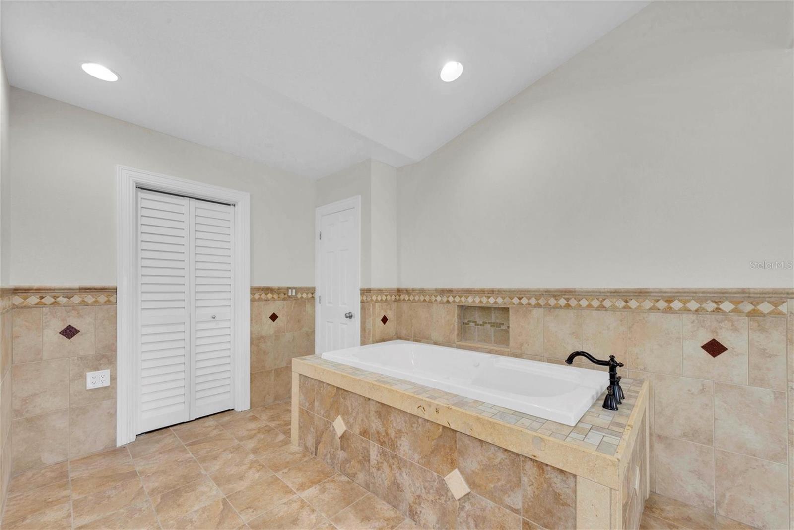 SUN PLAZA ISLES - Residential