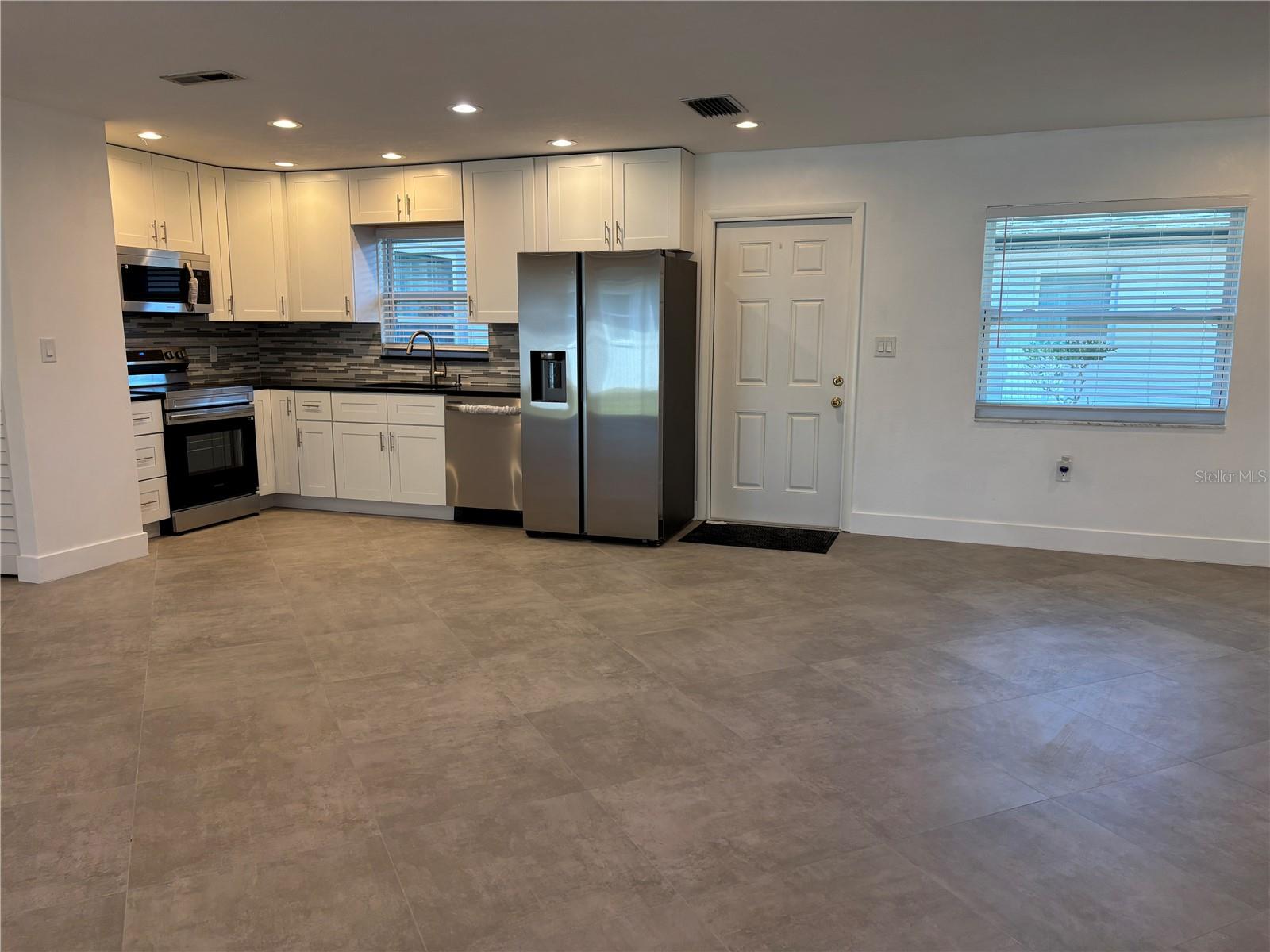 MAXIMO WOODS UNIT ONE - Residential Lease