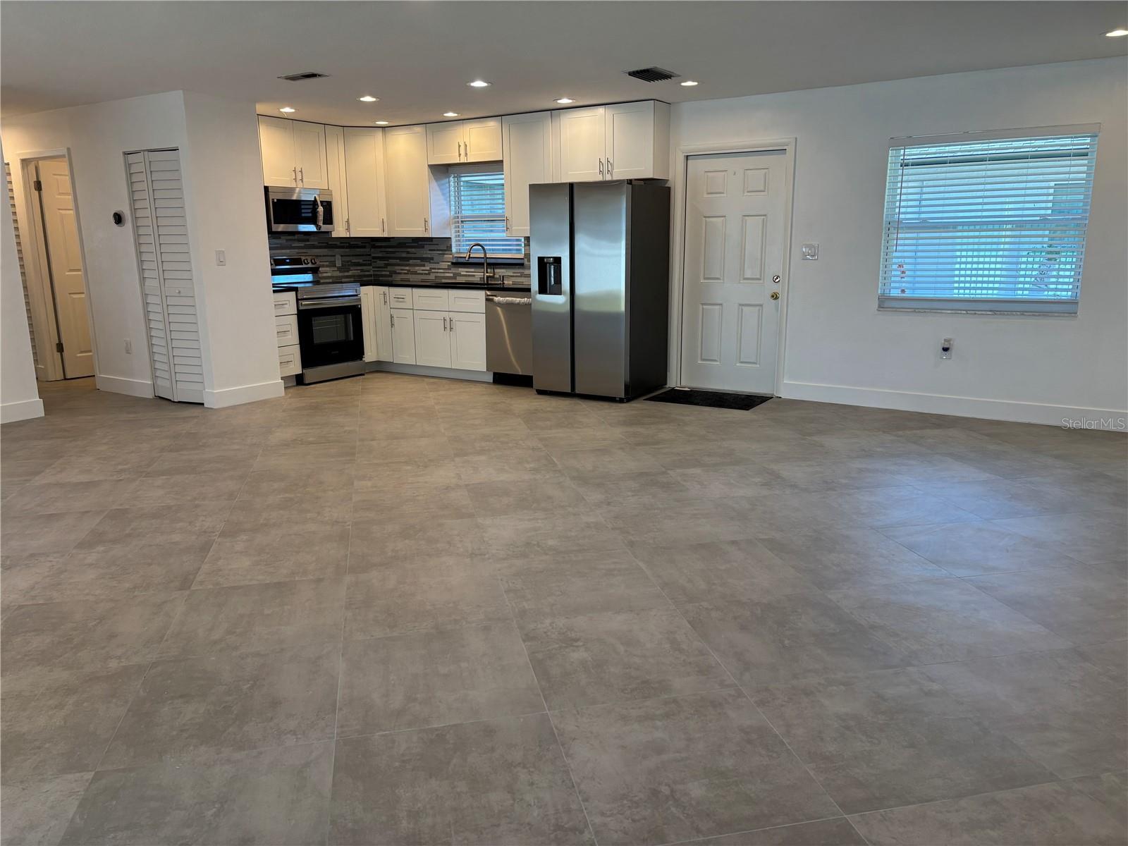 MAXIMO WOODS UNIT ONE - Residential Lease