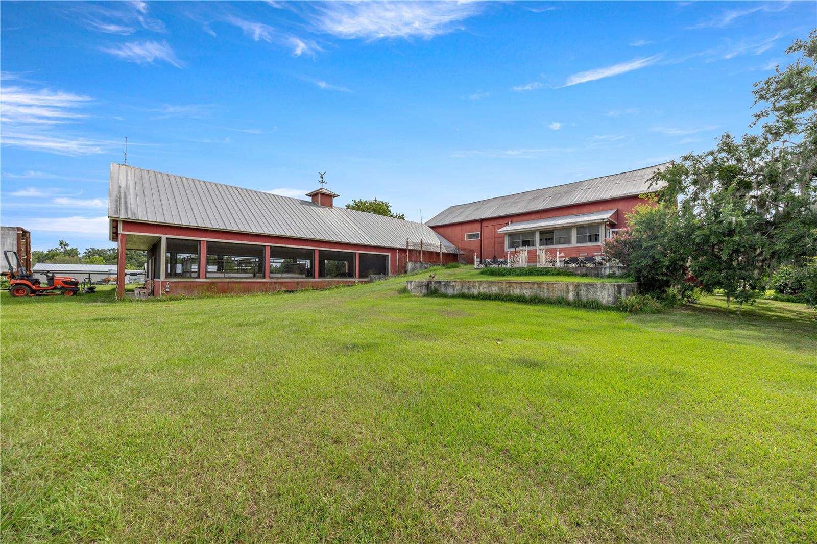 13939 N US HIGHWAY 441 (RED BARN )