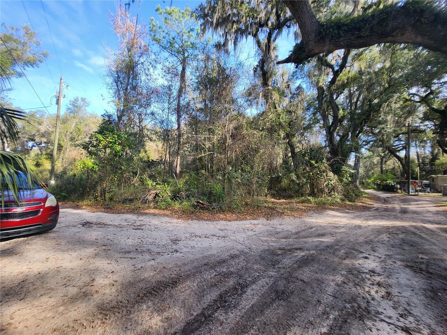 CORNER LOT 75x163 BIG LOT, R4, This is a wonderful opportunity to build your dream home in Citra Nice location between Ocala and Gainesville. Located in close proximity to Orange Lake and the Ocala National Forest, outdoor enthusiasts will find themselves immersed in a world of recreational activities.