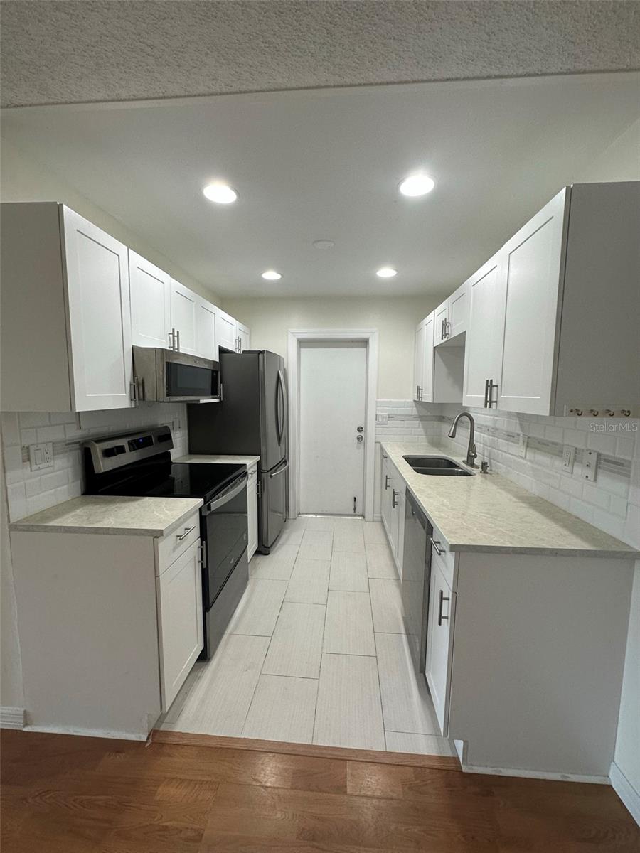 BAYWOOD COLONY GARDEN APTS - Residential Lease