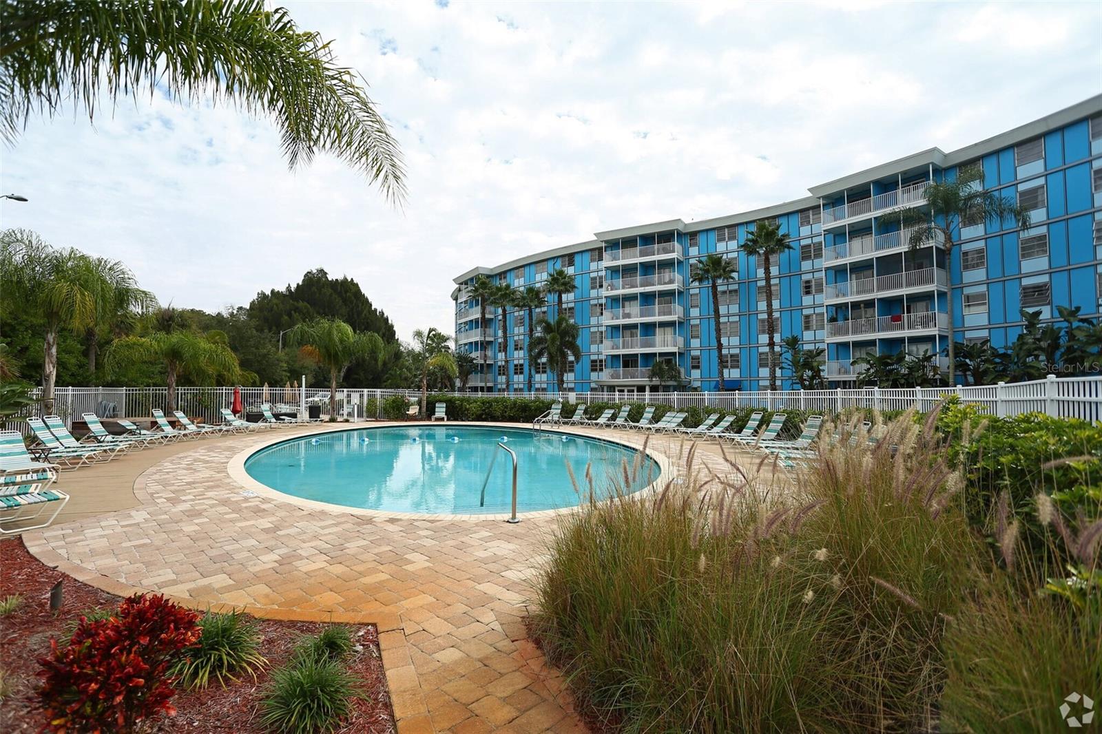 WAVE THE CONDO - Residential