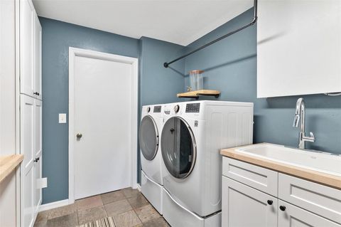 Tiny photo for 405 W Mirror Lake Drive, Fruitland Park, FL 34731 (MLS # G5108977)