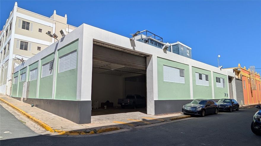 Versatile open-plan commercial space, ideal for use as a workshop, warehouse, parking facility, or various other purposes. This property features a spacious entrance for vehicle access, two bathrooms, and a dedicated office area. With up to 16-foot ceilings, it offers ample vertical space for storage or operational needs. Conveniently located behind the Salvation Army in Puerta de Tierra, this property provides both accessibility and functionality in a prime location.