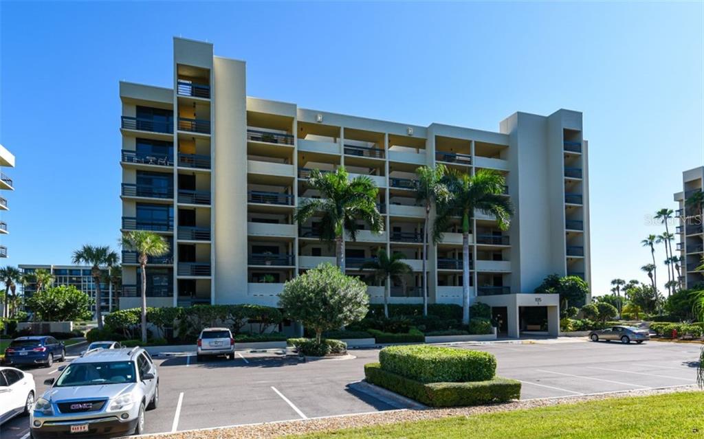 Rented February and March 2026. New beautiful renovated kitchen with quartz countertops. SEASONAL or ANNUAL Call for Annual rate. BEACHPLACE is one of Longboat Key's most popular vacation rental resorts on the Island. The condo views from this unit look onto the Gulf of Mexico and the well manicured grounds of the community. Relax on the lanai and take in the beautiful gulf views at sunset. The Large primary bedroom has a King bed and bathroom with a walk-in shower with his/her sinks and a separate seating area. A privacy door has been added from the Master bedroom to the en-suite bathroom. The unit comes with a large utility closet for ample storage and a stackable washer and dryer in the kitchen. Guest Bedroom has 2 twin beds and an adjoining bathroom.
Amenities include a 24 hour manned guard gate, private beach access, Wi-Fi, lighted tennis courts, pickleball, heated pool and hot tub, two state of the art fitness centers, and BBQ gas grills by the pool. This condo comes with 2 parking spaces - one inside the building close to the elevator and the other outside. Minutes to St. Armand's Circle for first class shopping and dining. Off-season guests pay the monthly electric bill. Sorry, no pets or smoking permitted.