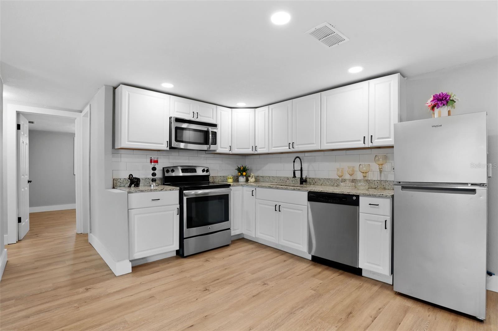 COUNTRY CLUB ESTATES - Residential