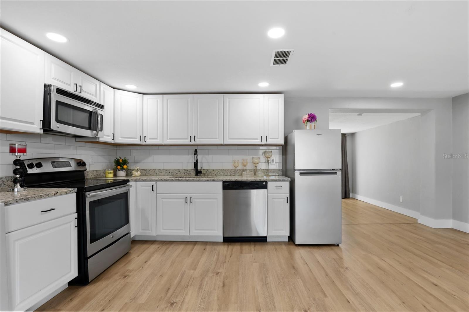 COUNTRY CLUB ESTATES - Residential