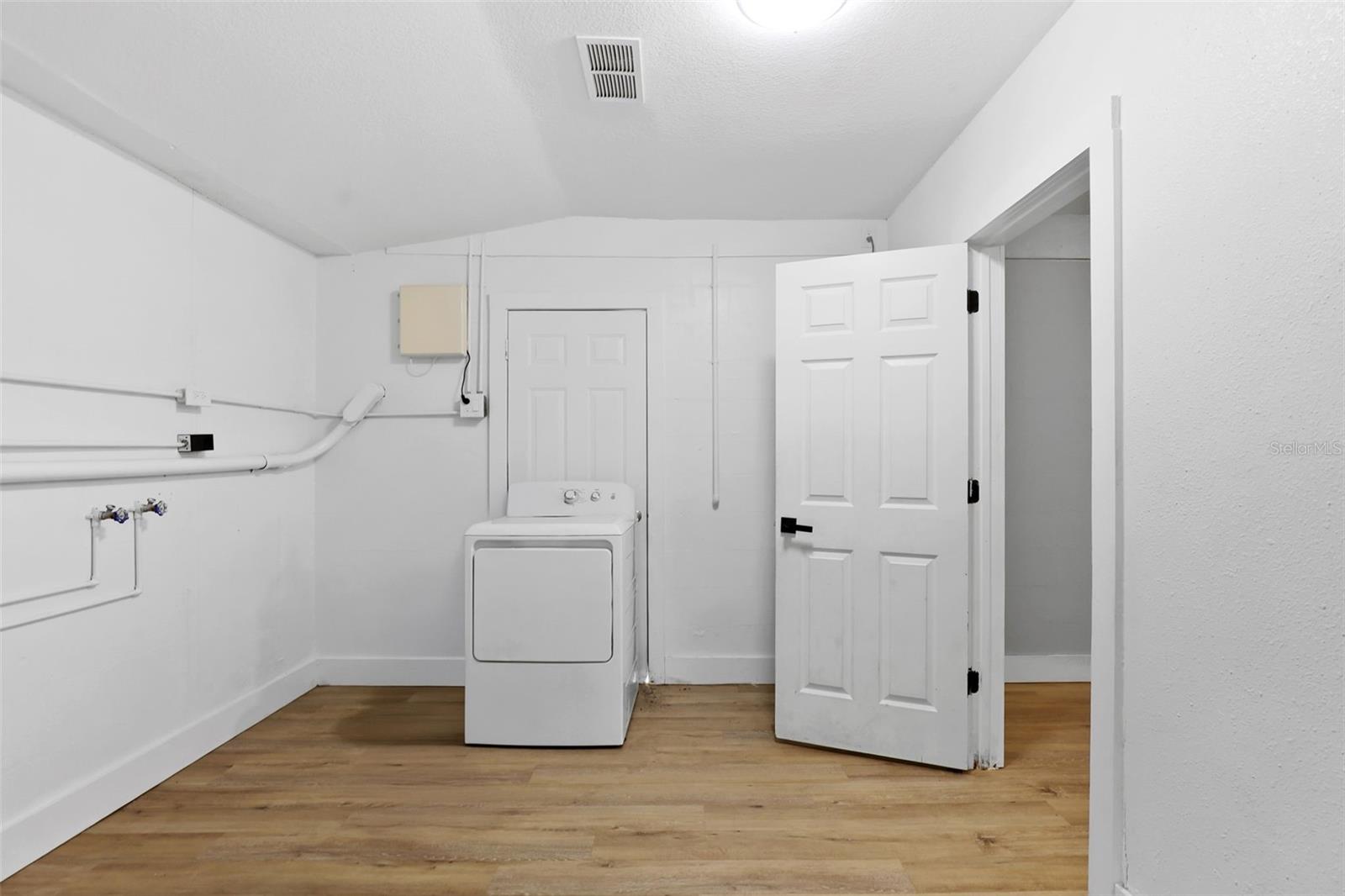 COUNTRY CLUB ESTATES - Residential