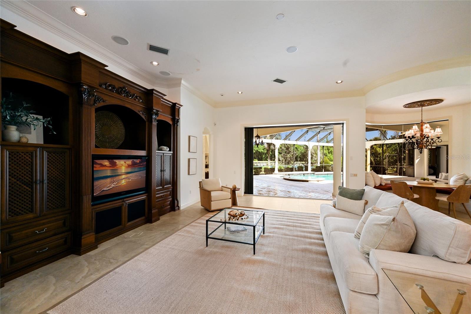 FOUNDERS CLUB - Residential