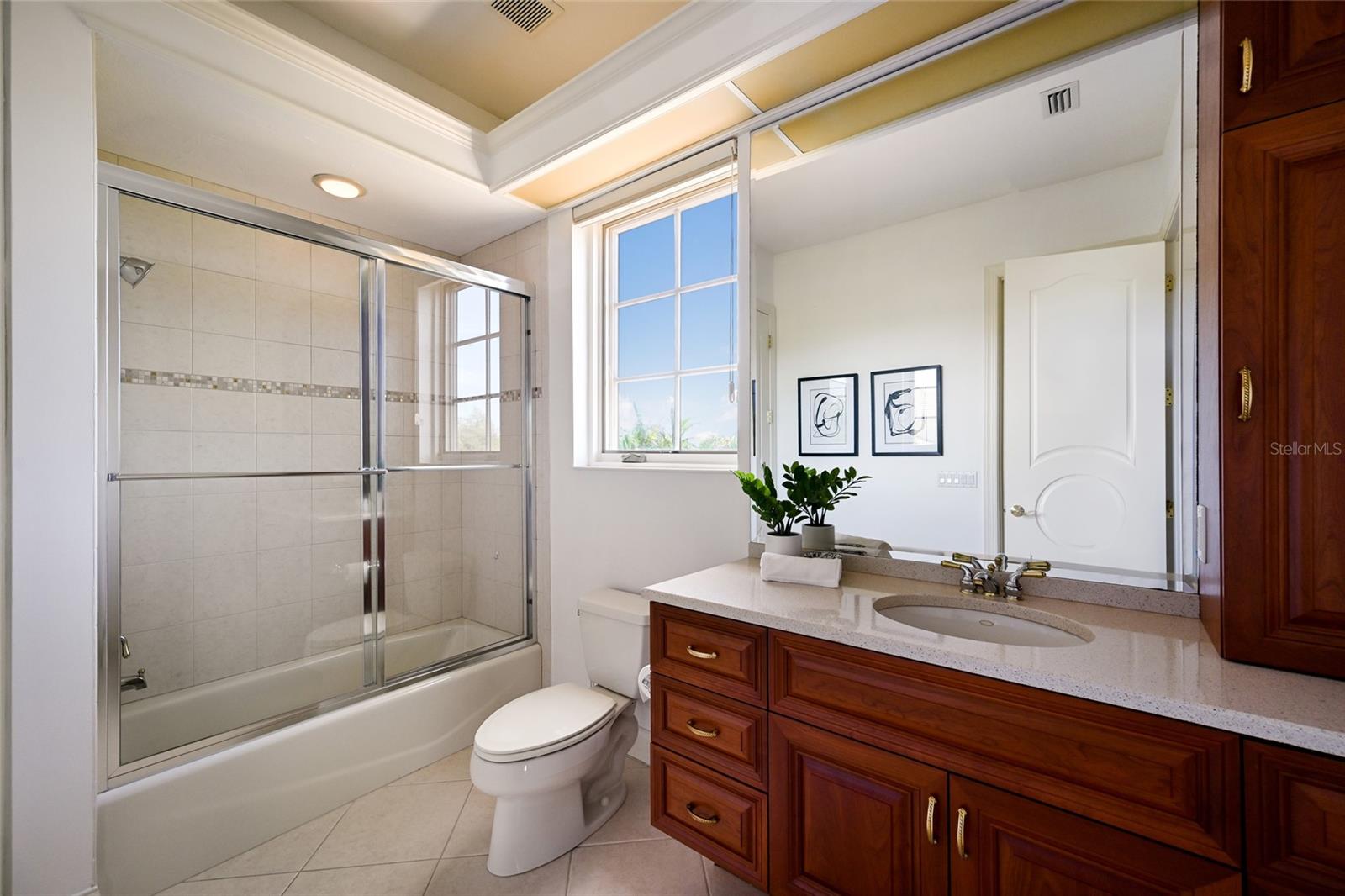 FOUNDERS CLUB - Residential