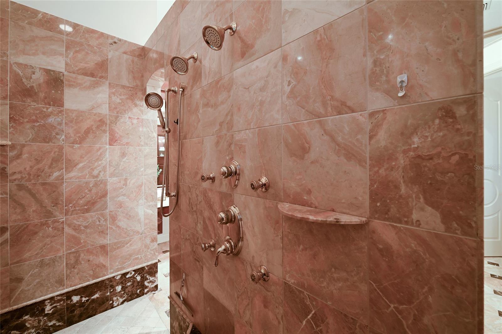 FOUNDERS CLUB - Residential