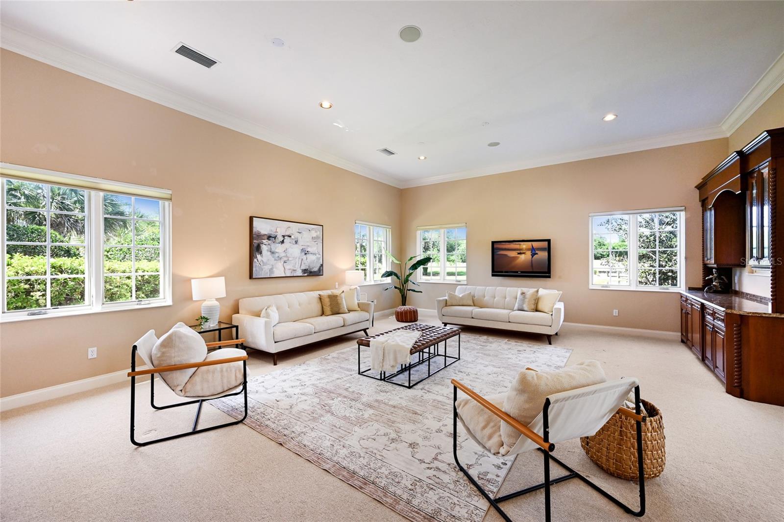 FOUNDERS CLUB - Residential