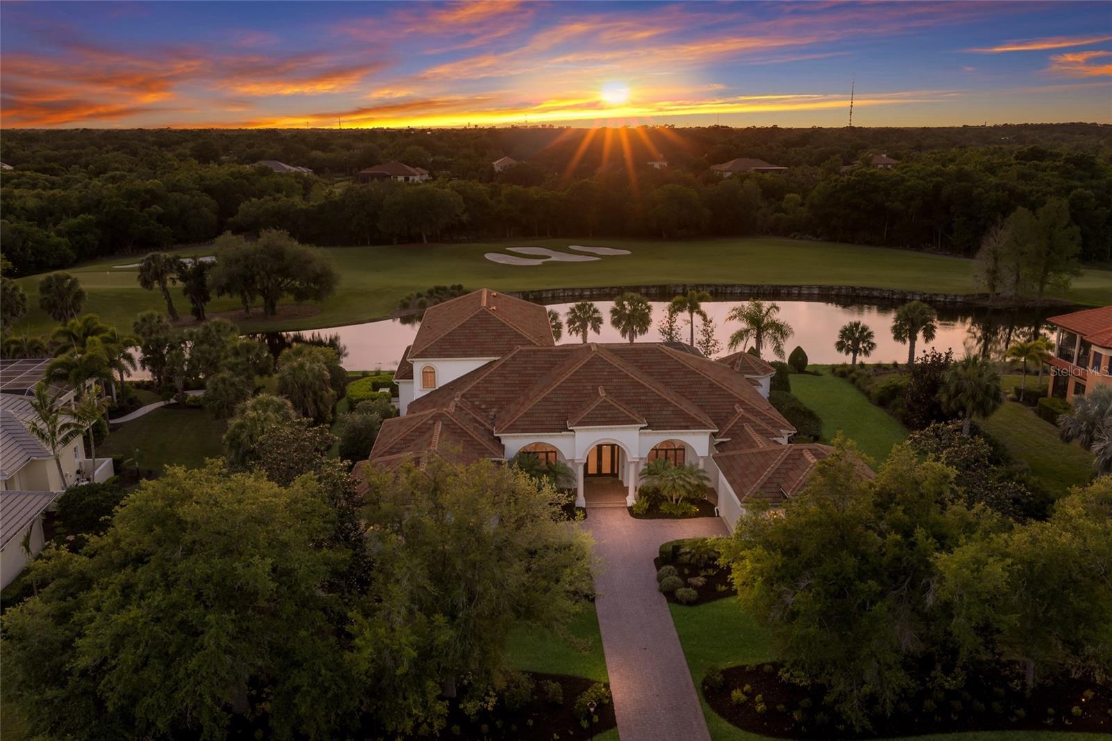 FOUNDERS CLUB - Residential