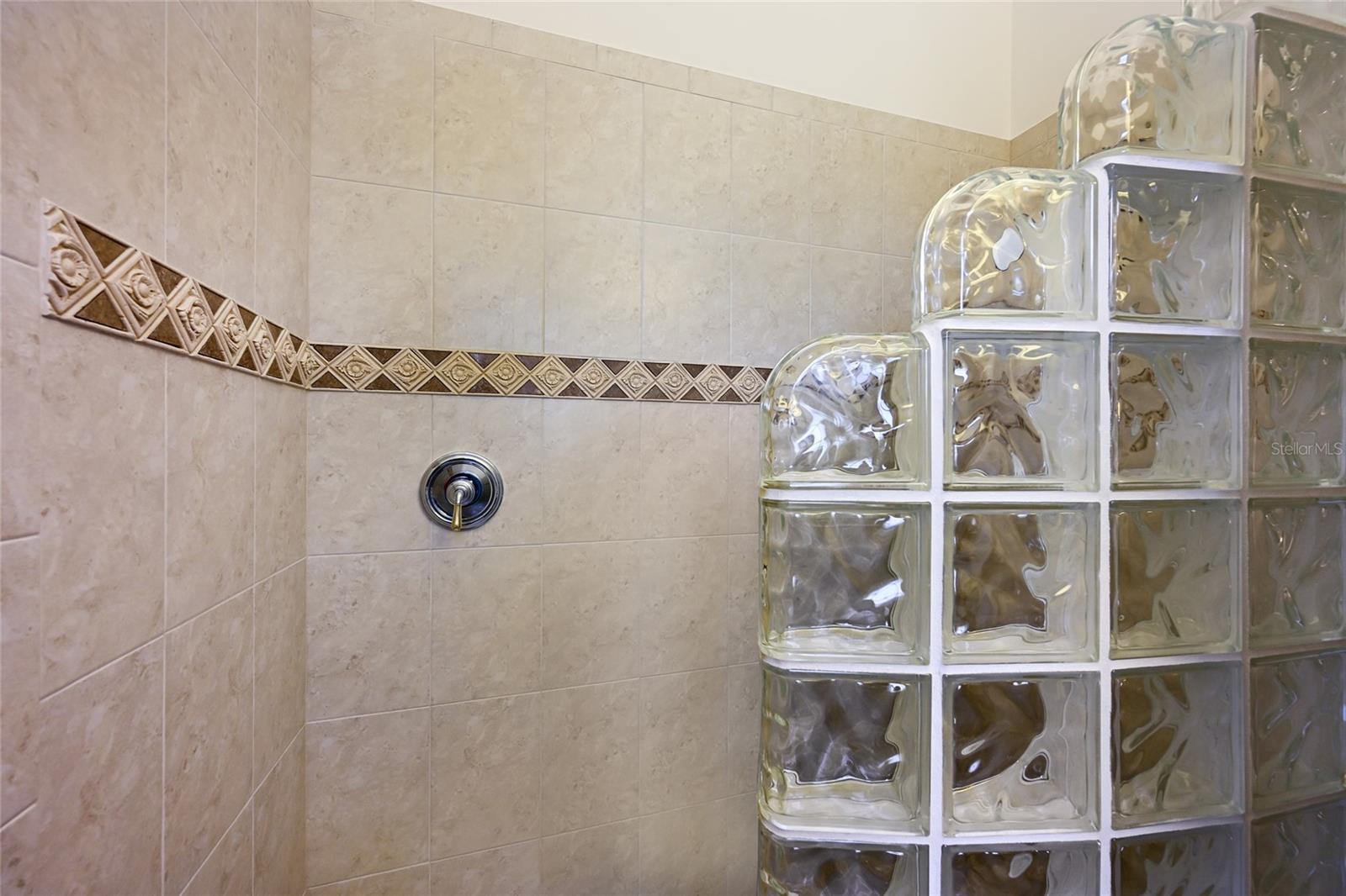 FOUNDERS CLUB - Residential