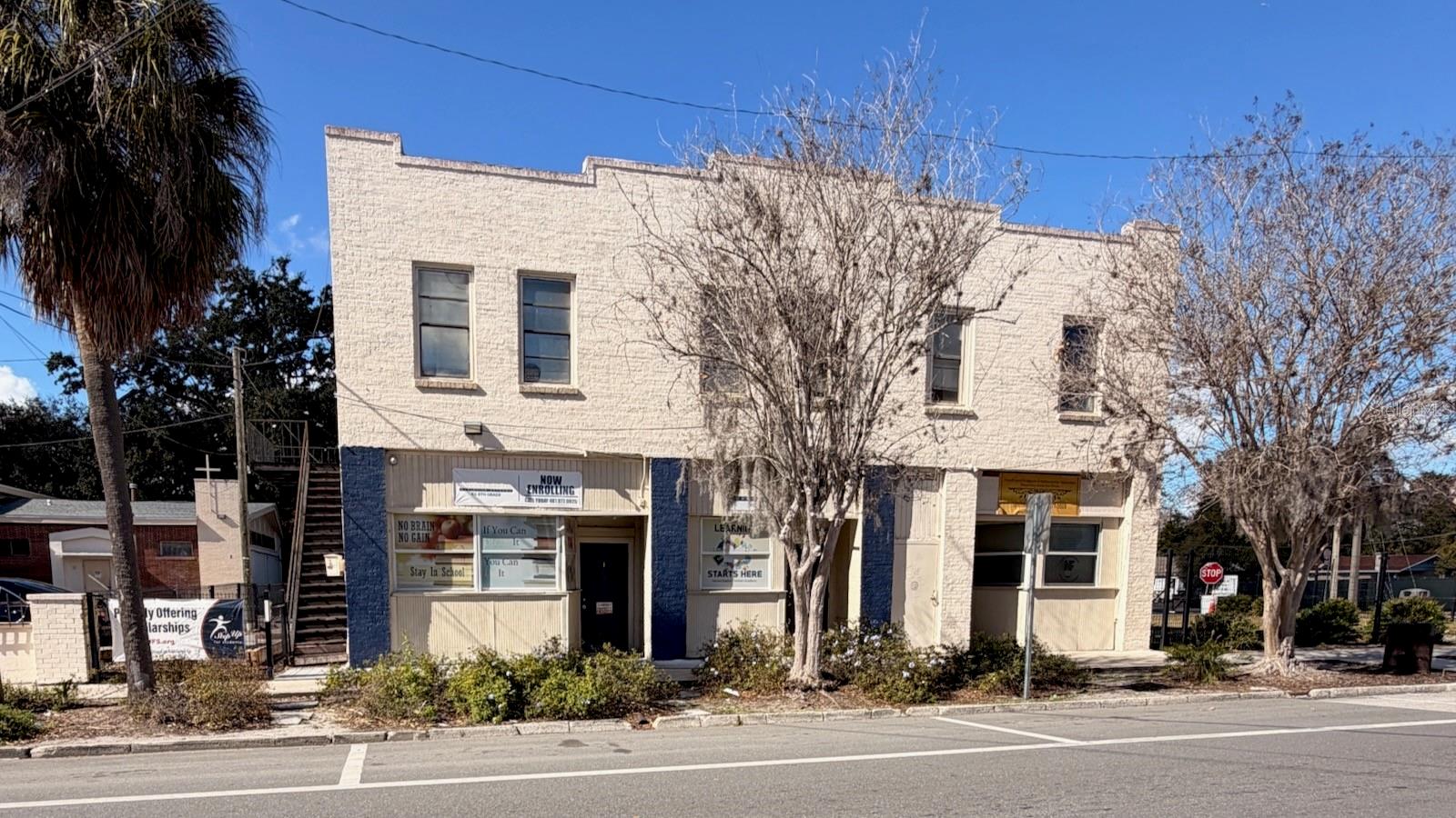 Main image without alt text